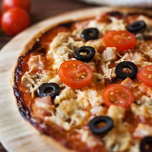 Pizza With Chicken, Tomatoes and Basil