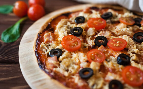 Pizza With Chicken, Tomatoes and Basil