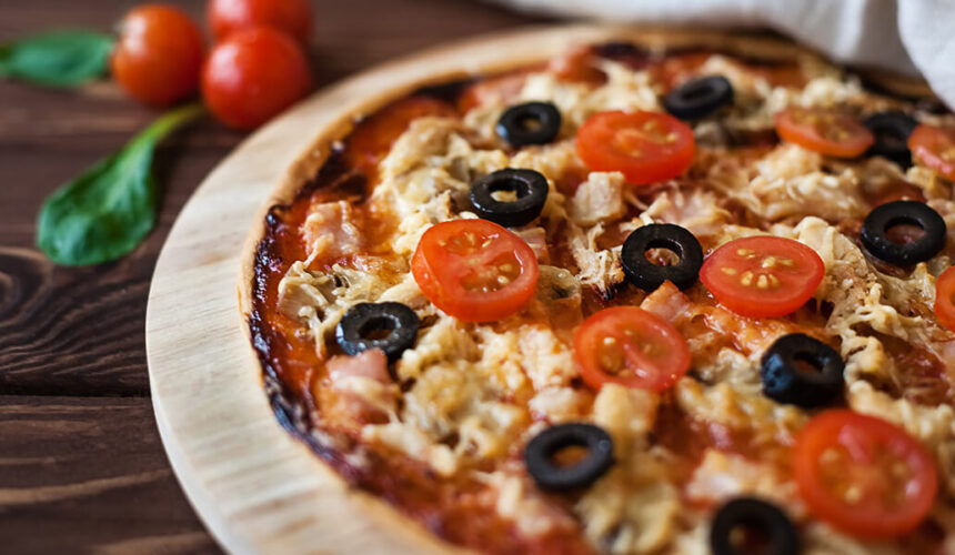 Pizza With Chicken, Tomatoes and Basil